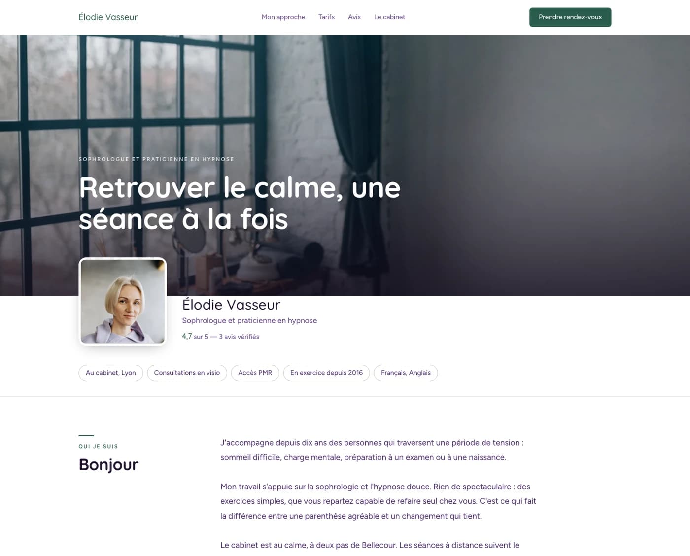 Haut d'un site vitrine : photo de couverture, accroche, portrait en médaillon et présentation